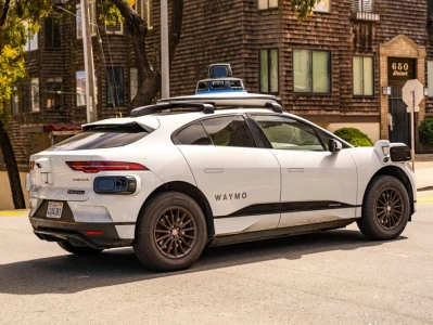 Waymo's LA Disaster: Why a Mob Torched It and What Reddit Gets Right